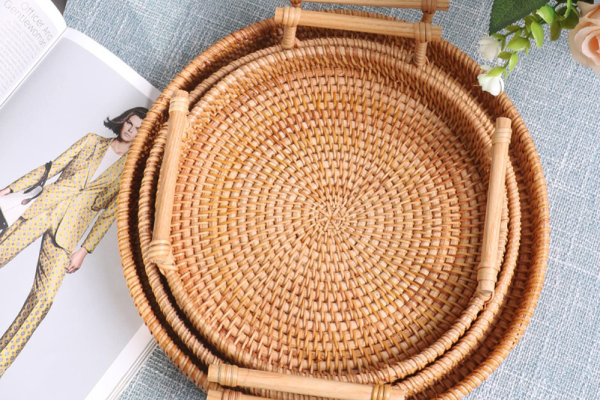 خرید آسان سینی حصیری با سه گزینه رنگی متنوع