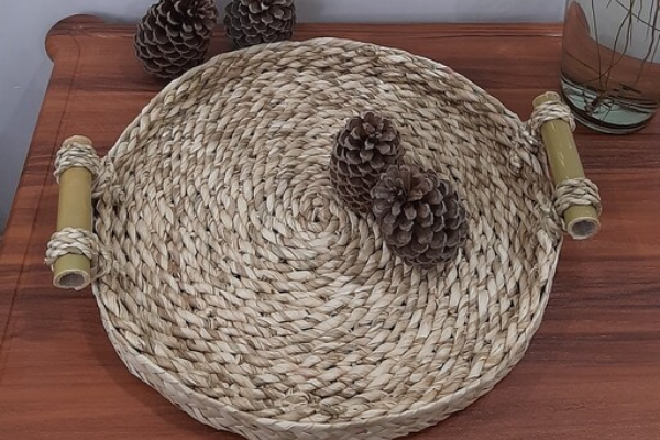 زیبا و کاربردی سینی حصیری با تنوع رنگی برای استفاده در منزل