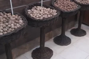 سبد آجیلی حصیری با پایه انعکاسی از سلیقه و سبک زندگی مغازه داران